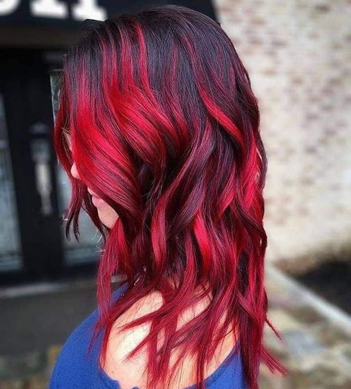52 Haare mit roten Highlights bis zur Schulter