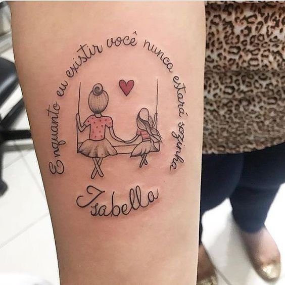 55 Tatuagens de Mães para Filhos no antebraço com a frase mãe e filha em uma rede com o nome Isabella