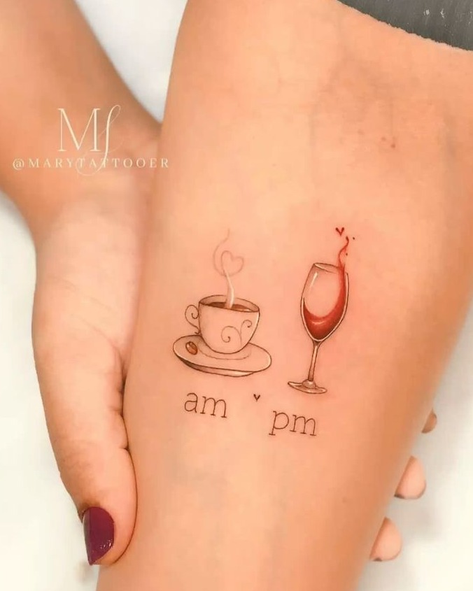56 Tatuajes para Amantes del Cafe y Vino Tinto con copa en antebrazo letras am y pm