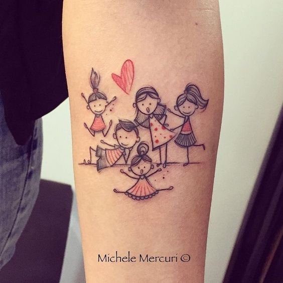 60 tatouages de mères pour enfants Cinq enfants avec un cœur sur l'avant-bras