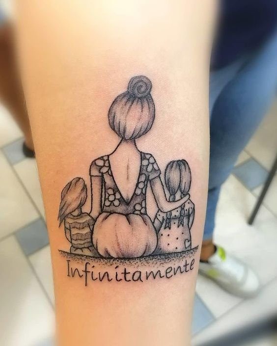 72 Tattoos von Müttern für Kinder Mutter sitzt mit zwei Kindern auf dem Rücken und einem unendlichen Wort auf dem Unterarm