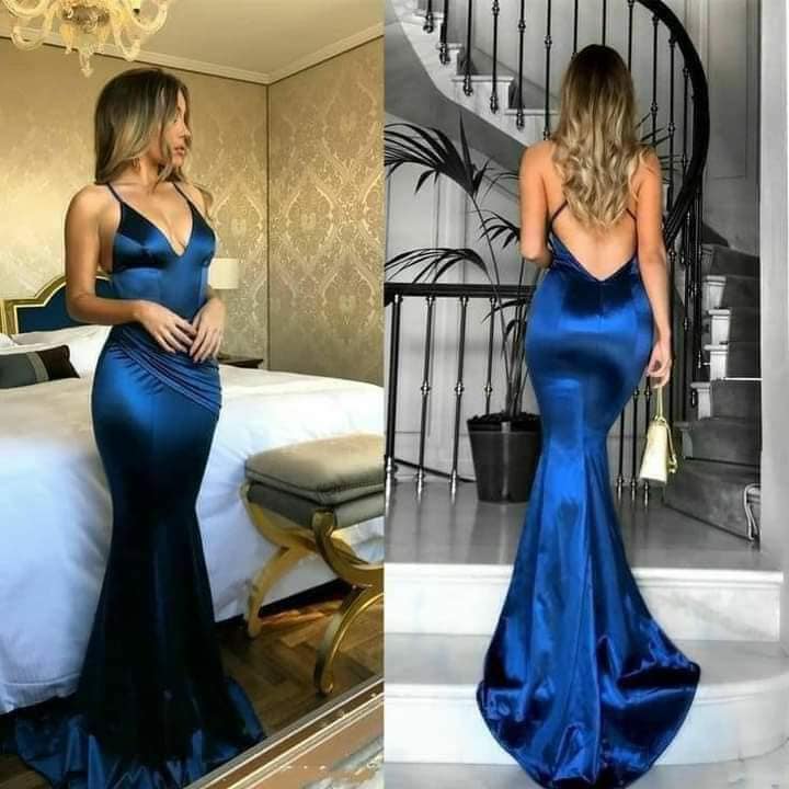 85 Marineblaues Kleid aus glänzendem Satin mit offenem Rücken und Oberteil