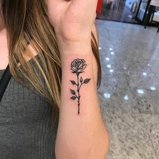 Tatuaggio di rose nere sul lato dell'avambraccio 2
