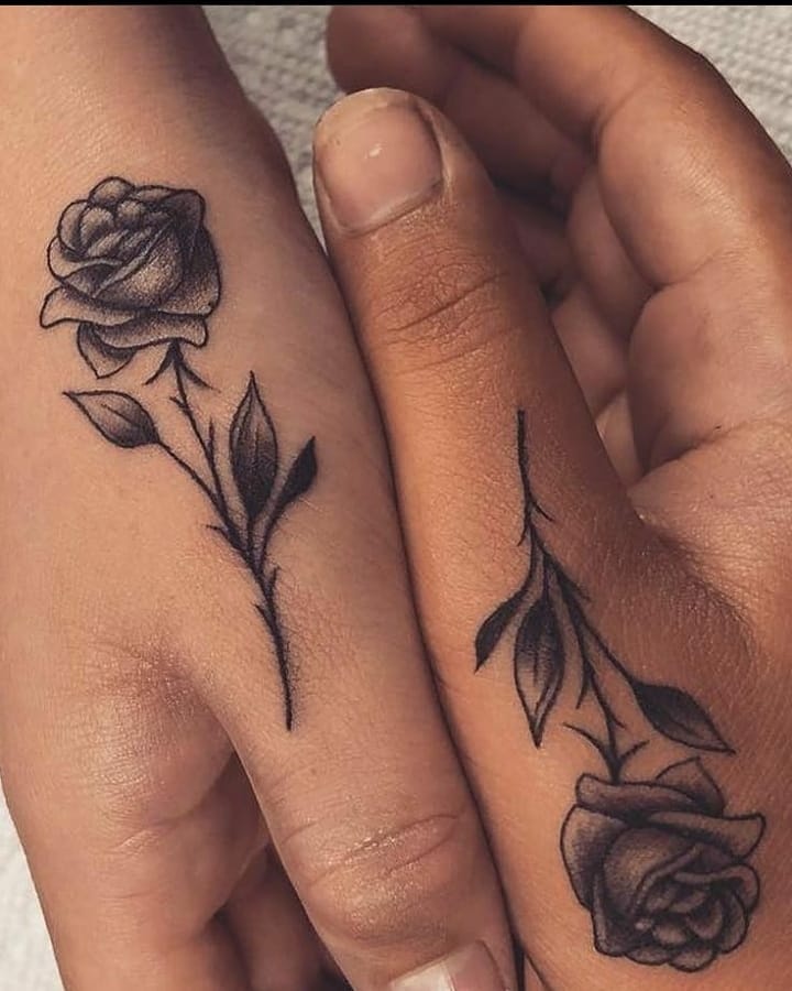 Tatuaggio di rose nere per coppie, amici, sorelle, sulla mano sopra il pollice