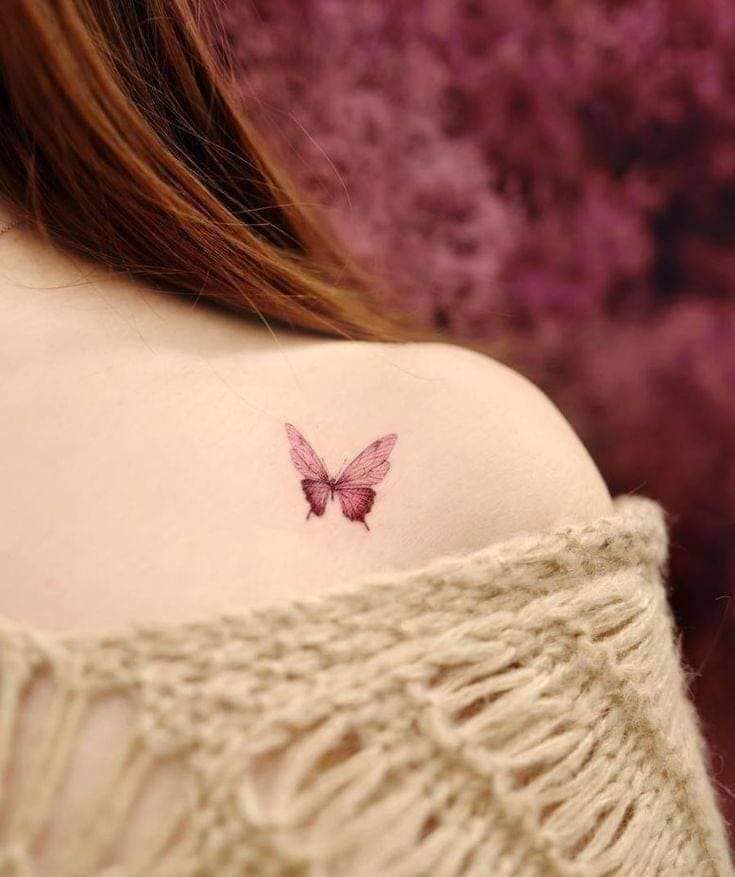 Tatuaggi di piccole e delicate farfalle, una rossa sulla clavicola della spalla