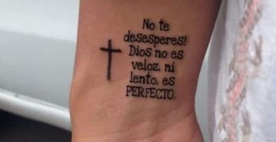0 0 Tatuajes de Cruces Frase No te Desesperes Dios no es Veloz ni lento es PERFECTO en Muneca