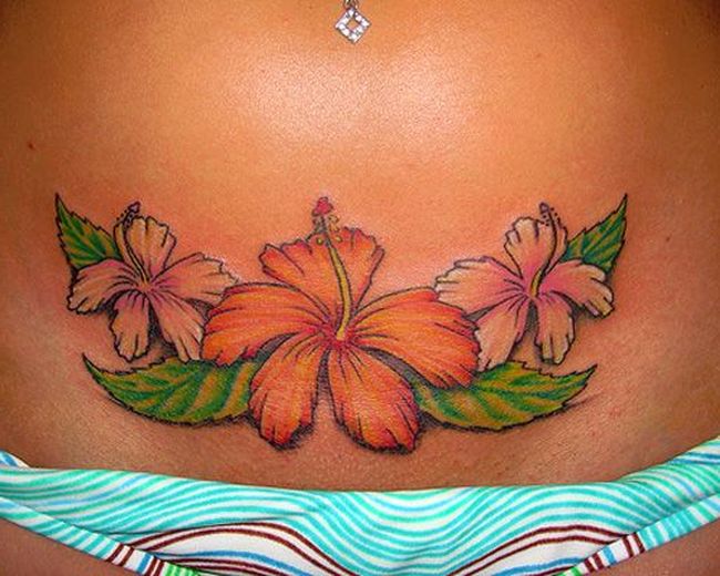 0 1 Tatuajes para tapar cesarea horizontal con llamativas flores naranjas rosas y hojas verdes