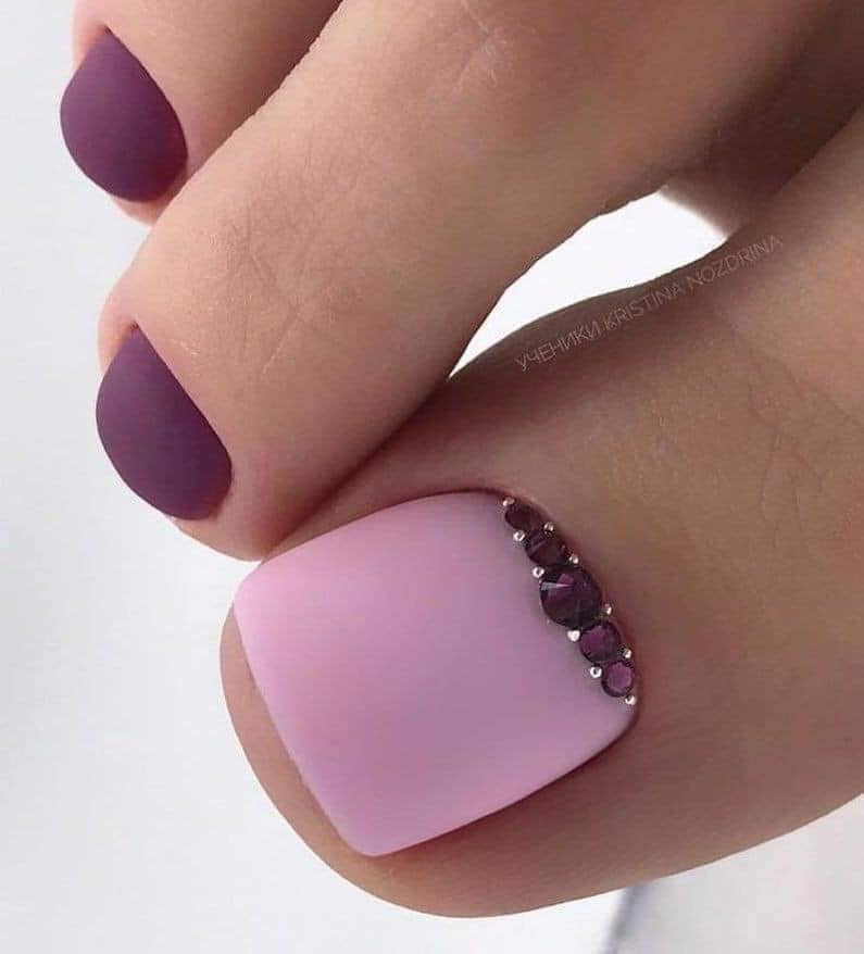 1 décoration d'ongles de pied rose avec des pierres violettes