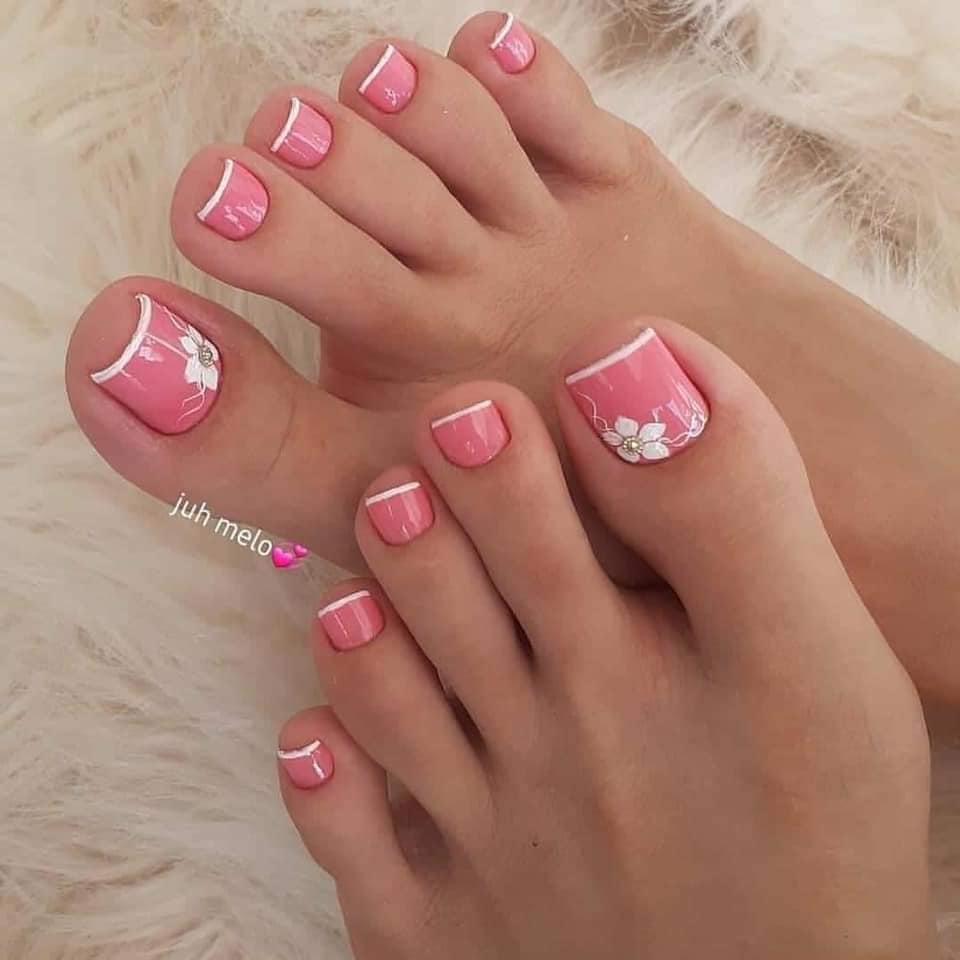 1 TOP 1 Unghie Unghie dei piedi rosa con linea sottile sul bordo e fiori bianchi