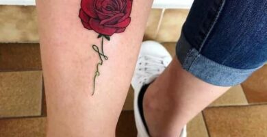 1 TOP 1 Tatuaje de Rosa Roja en Pantorrilla con tallo de nombre