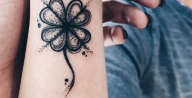 1 TOP 1 Tatuaje de Trebol negro en muneca