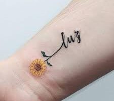 1 TOP 1 여성용 손목의 아름다운 문신 Luz라는 단어 또는 이름이 있는 작은 해바라기