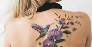 1 TOP 1 Tatuajes Espalda Mujer Hermosos Gran Rama con Flores Violetas en diagonal atravesando la espalda desde el omoplato con colibri abeja hojas arte