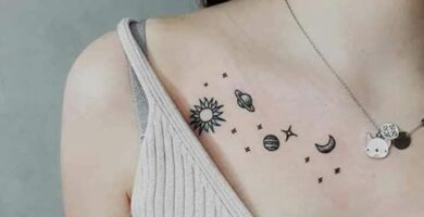 1 TOP 1 I tatuaggi femminili più apprezzati Costellazione di stelle sulla clavicola con i pianeti Luna, Saturno e Sole