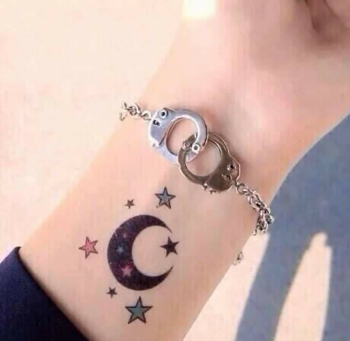 1 TOP 1 Beaux et délicats tatouages pour femmes lune avec des étoiles au poignet 175
