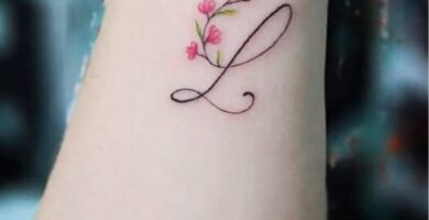 1 TOP 1 Tatuajes con la Letra L ele delicado al costado de la muneca con florcitas rosadas