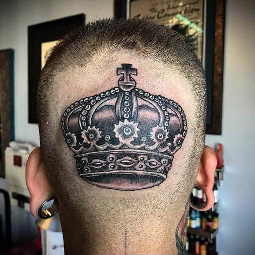 1 TOP 1 Tatuajes de Coronas hecha en la cabeza de Hombre en el cuero cabelludo