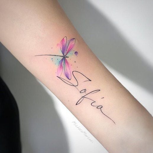 1 TOP 1 Tatouages de libellules colorées sur l'avant-bras avec le nom de Sofia