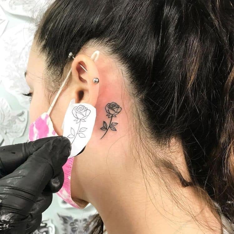 1 TOP 1 Tatuajes detras de la Oreja Pequena Rosa con tallo y flores