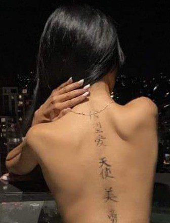 102 tatuaggi posteriori di lettere cinesi o giapponesi