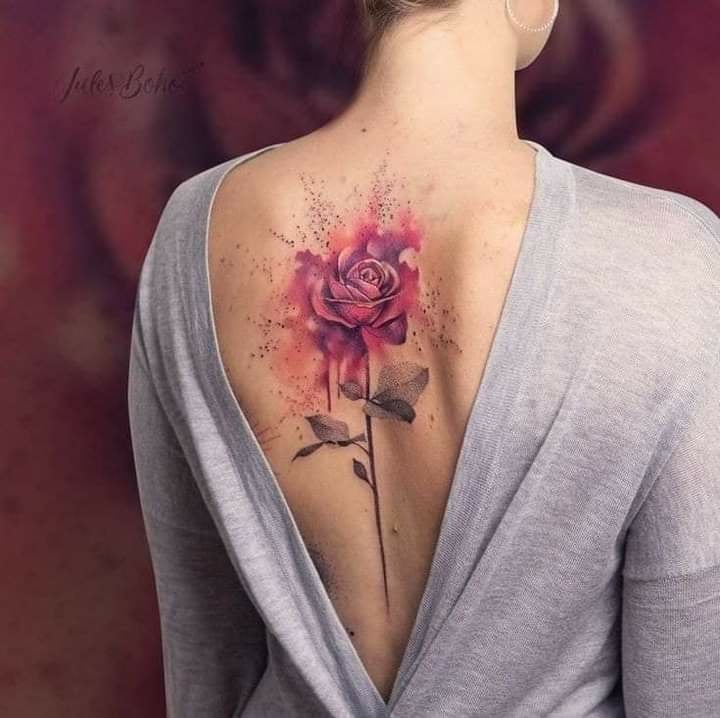 104 Tatuajes de Rosas en la Espalda Hermosa acuarela con Rosa con puntos y tallo en la coluna