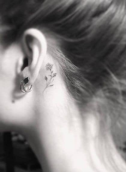 11 Tattoos hinter dem Ohr Kleine ästhetische Blume und sehr süße schwarze feine Linie