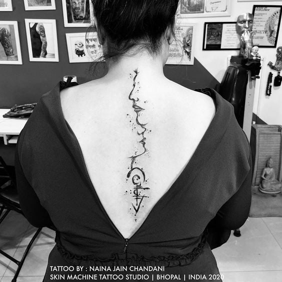 115 Tatuajes en Espalda Contorno de Rostros de Hombre y Mujer y simbolos runicos en columna