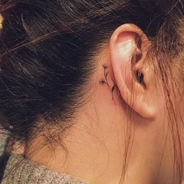12 Tattoos hinter dem Ohr. Kleiner Strauß aus drei kleinen versteckten Blumen