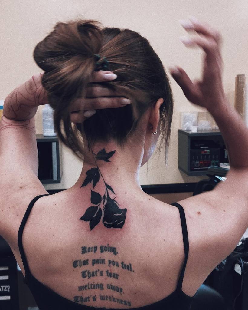 132 tatuagens nas costas Flor de rosa negra de cabeça para baixo com frase em inglês