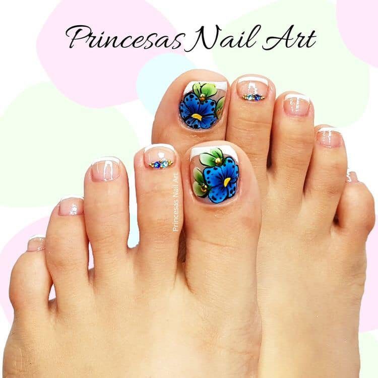 15 unghie dei piedi naturali decorate con sottili fiori blu e verdi a linea bianca