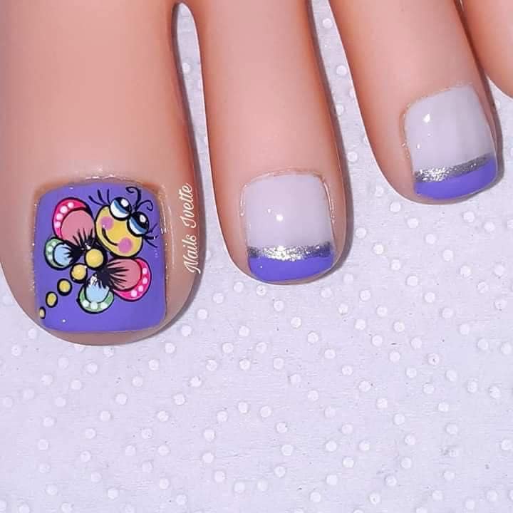 158 Disenos de unas para pies ninas pintura dibujo de mariposa en fondo violeta glitter plateado
