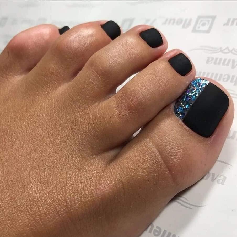 16 Décoration d'ongles de pieds noirs et ornement avec des paillettes bleues