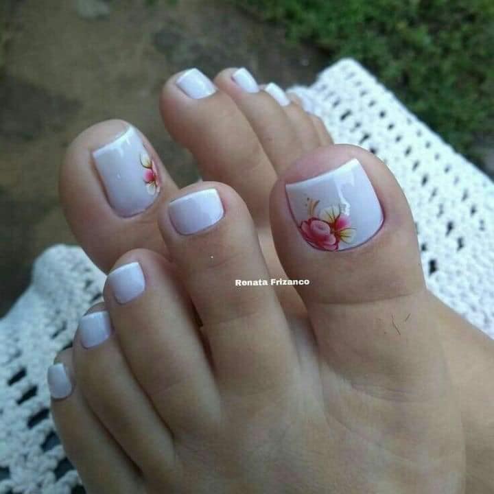 17 Disenos de unas pies con fondo blanco y flores rosadas y blancas