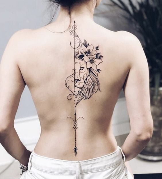 170 Tatuajes en la Espalda media cara de leon en negro con flecha a lo largo de la columna y flores