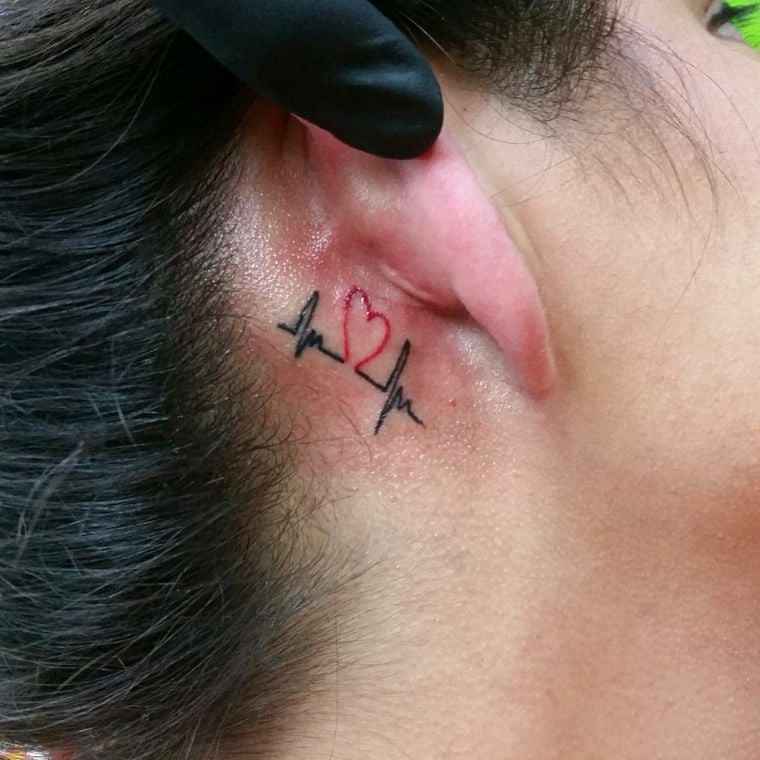 18 Tattoos hinter dem Ohr Cardio mit rotem Herz