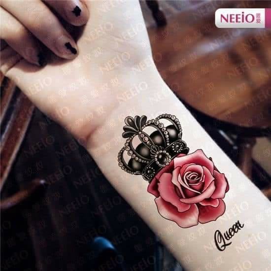 2 TOP 2 Rote Rose Tattoo am Handgelenk mit schwarzer Krone und Queen-Queen-Inschrift