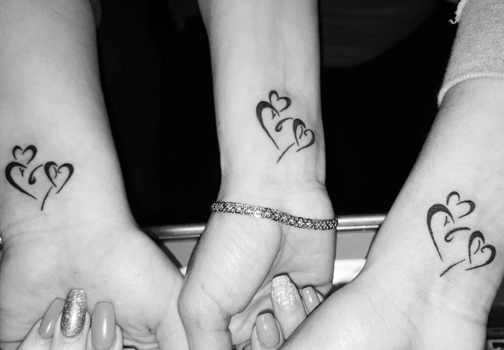 2 TOP 2 Bellissimi tatuaggi sul polso da donna per tre amiche o sorelle, tre cuori su ciascun polso
