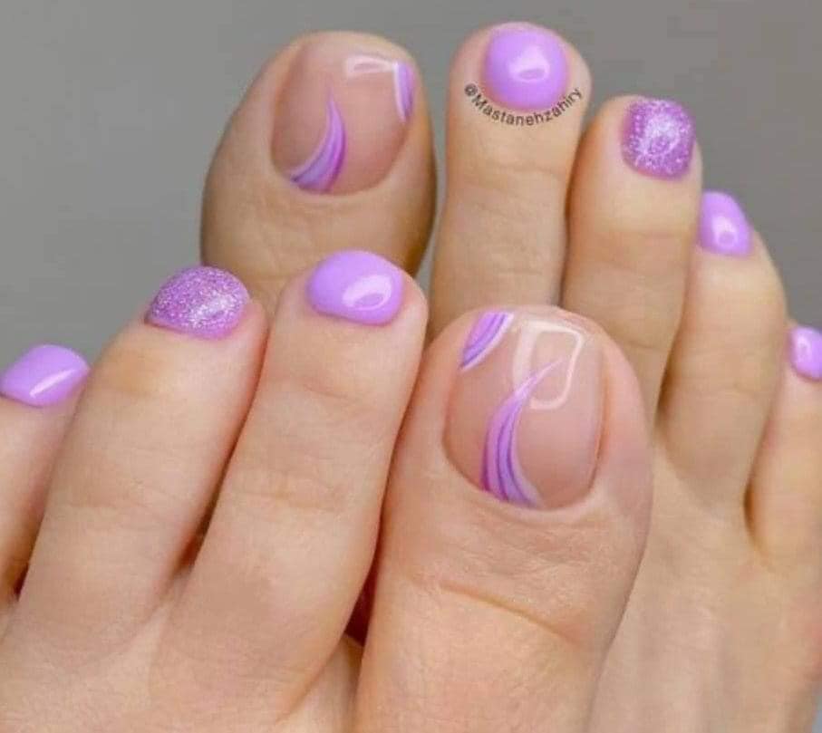 22 Disenos de unas pies en tonos violeta claro in brillos y adornos