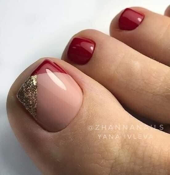 23 Décoration d'ongles de couleur rouge classique avec gros orteil en or brillant