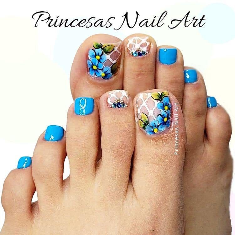 25 Unghie dei piedi decorate di colore azzurro con fiori e griglia bianca