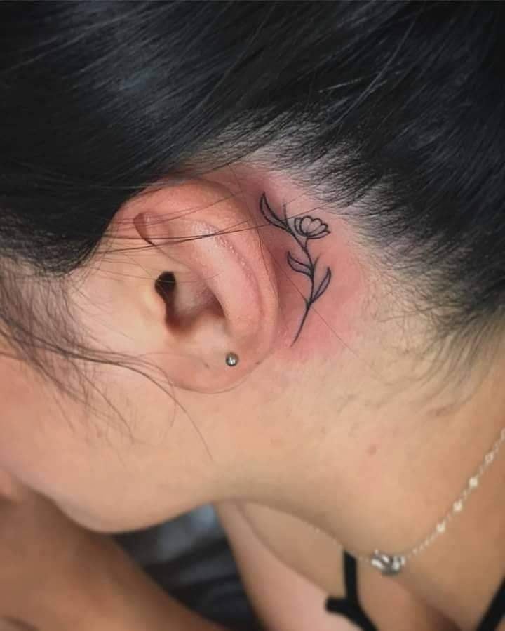 25 Tatuajes detras de la oreja Florcita