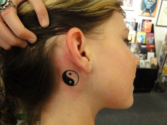 26 Tattoos hinter dem Ohr Yin Yang