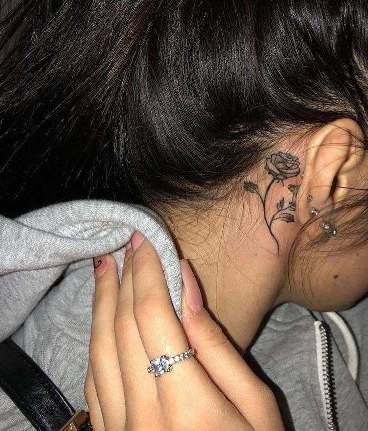 26 Tattoos hinter dem Ohr Versteckte Rose