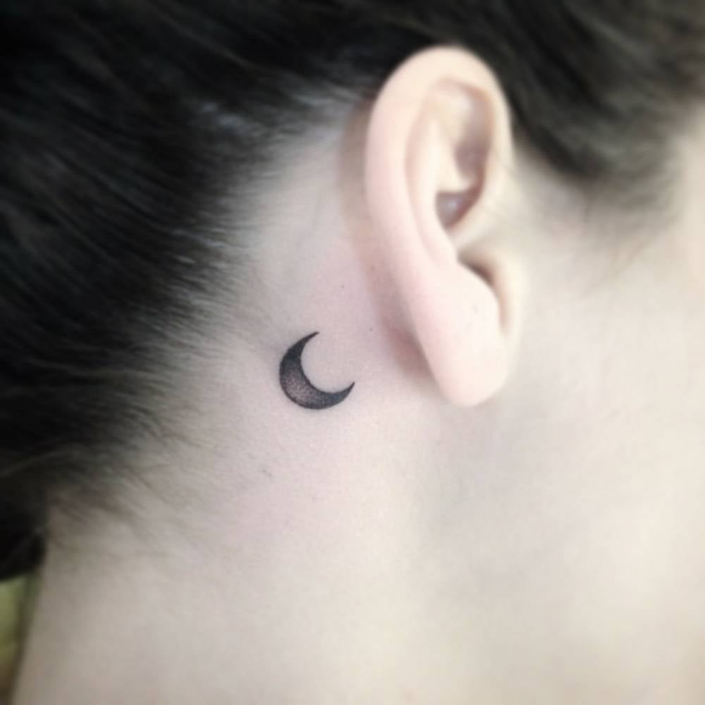 27 Tatuaggi dietro l'orecchio Piccola luna con sfumatura nera