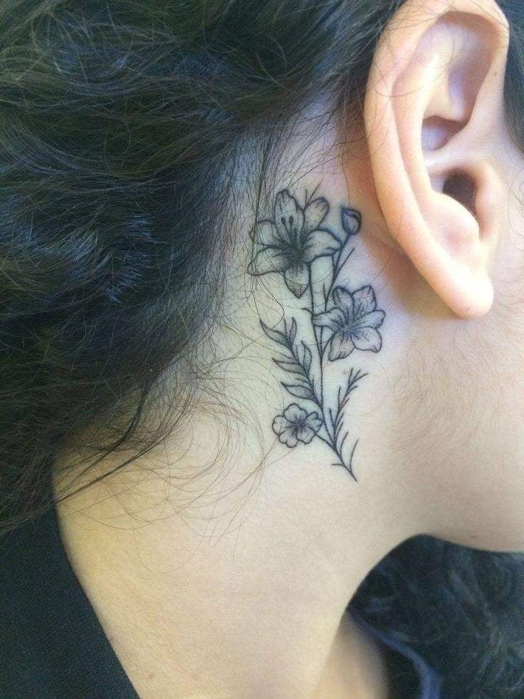 27 Tattoos hinter dem Ohr Blumenstrauß mit Blumenkontur