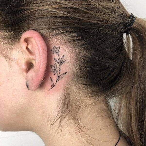 28 Tatuaggi dietro l'orecchio Ramoscello con fiori e foglie