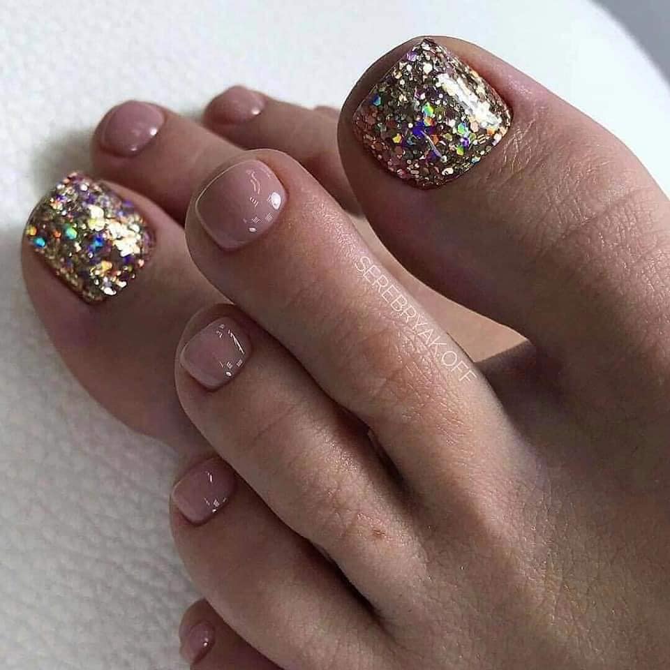3 Décoration d'ongles de pieds roses et détails sur le gros orteil avec des strass dorés