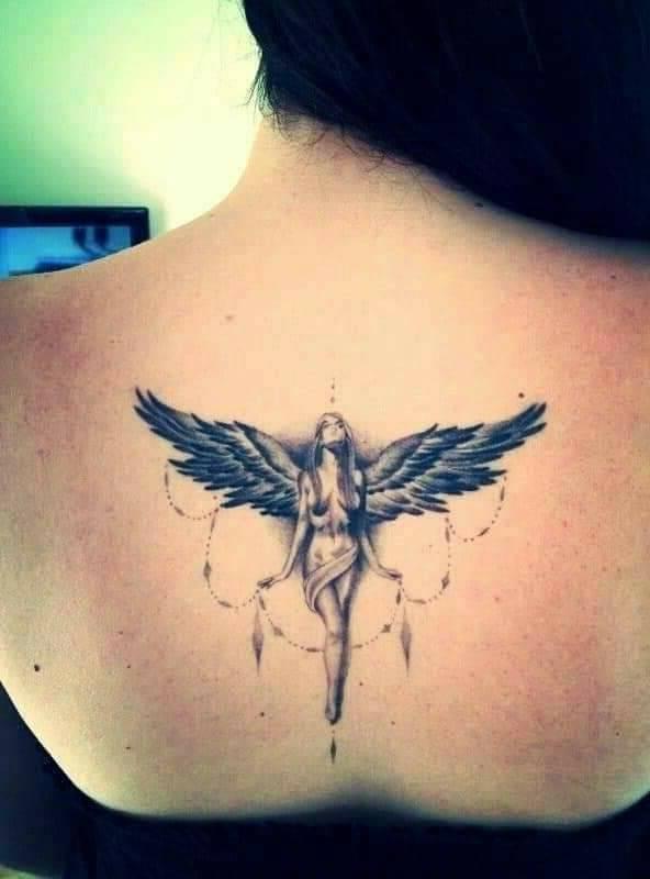 3 TOP 3 Tattoo-Rücken: Engel im Frauenstil mit Flügeln und Traumfänger-Dekorationen