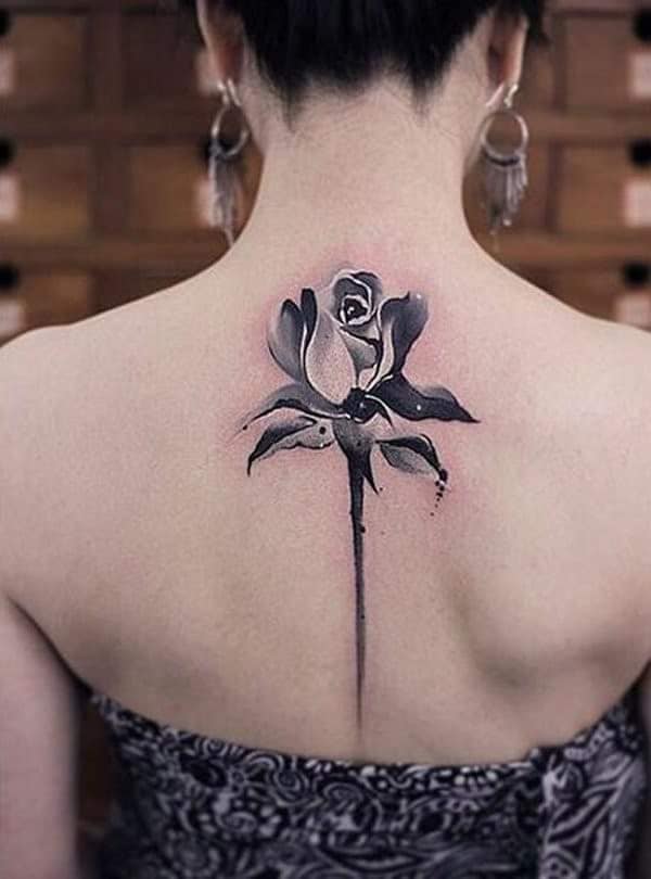 3 TOP 3 Tatuajes en la espalda debajo de la nuca flor negra rosa pimpollo con tallo en la columna 1