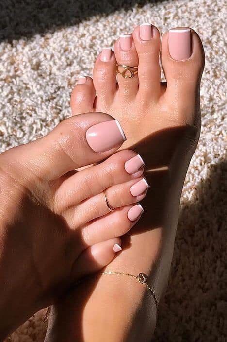 30 unghie dei piedi decorate in rosa naturale con sottile linea bianca sulla punta